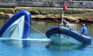 Half drywende rubberboot gevind